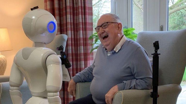روباتها همدم تنهایی سالمندان می شوند