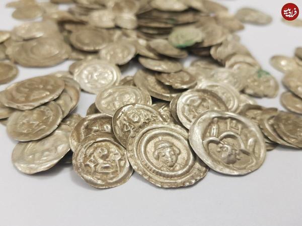 گنجینه ای از سکه های عجیب که یک سگ پیدا کرد